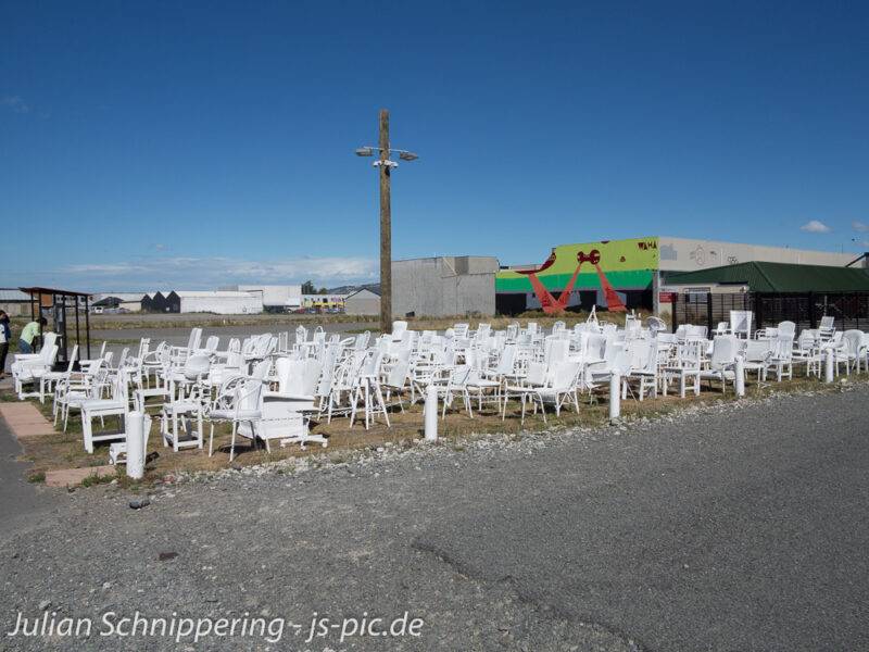 Mahnmal mit leeren Stühlen für die Erdbebenopfer in Christchurch
