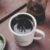 Kaffee Tasse mit French Press Kanne im Hintergrund