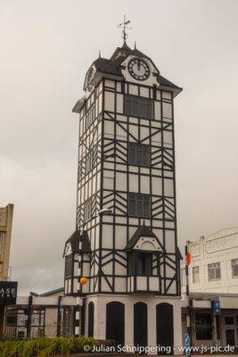 Turm mit großer Uhr