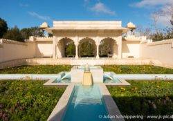 Indisch aussehendes Gebäude in einem symmetrisch angelegten Garten