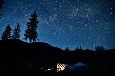 Sternenhimmel über der Unterkunft in Neuseeland