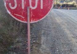 rotes Stopschild an einer Straßenbaustelle