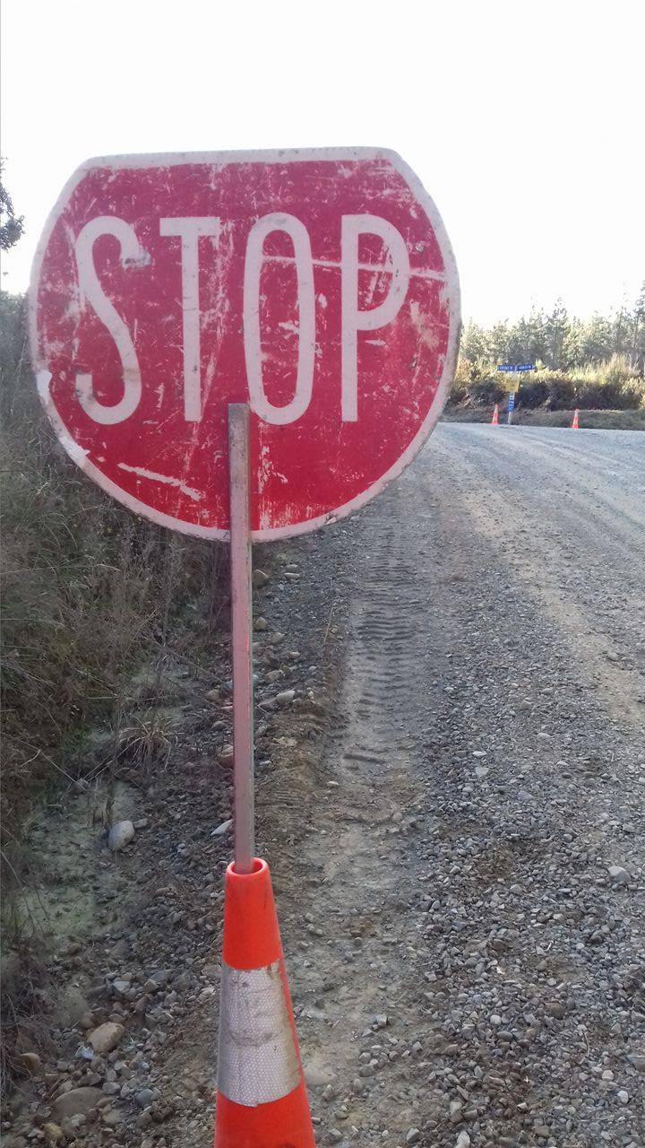 rotes Stopschild an einer Straßenbaustelle