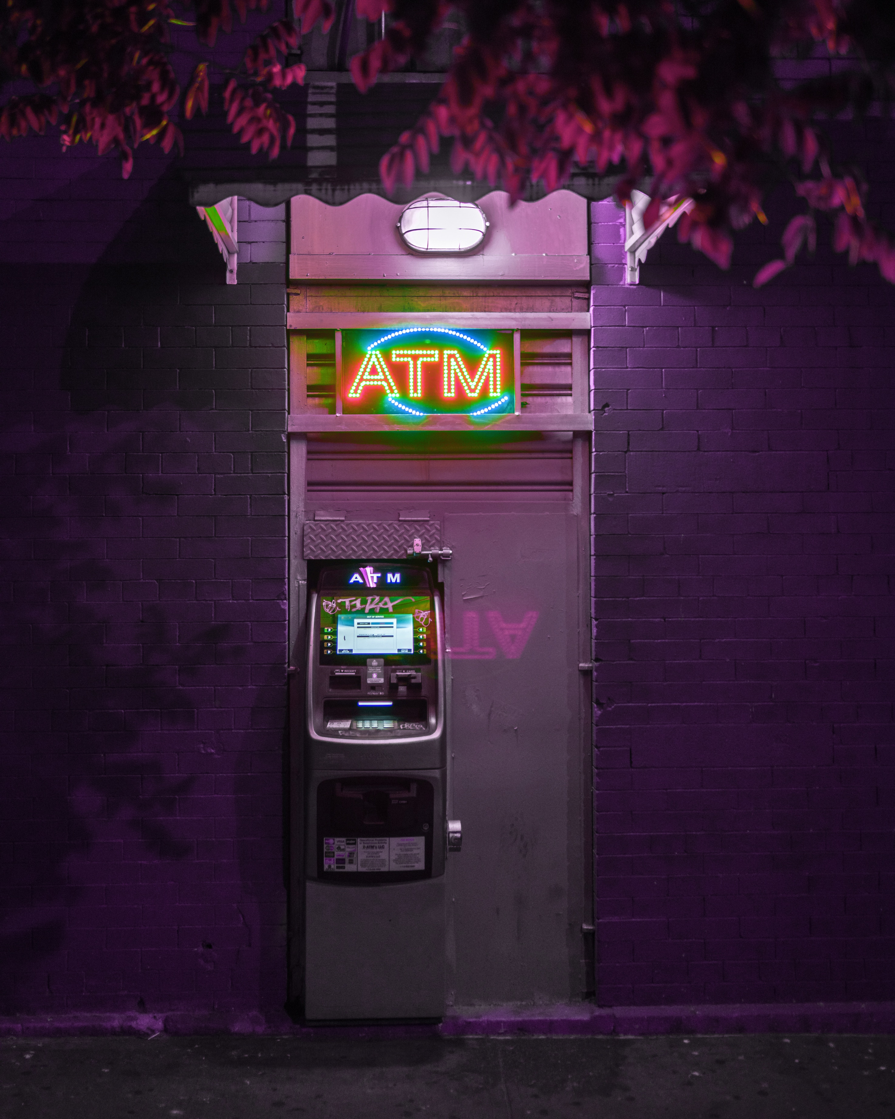 Geldautomat schön beleuchtet