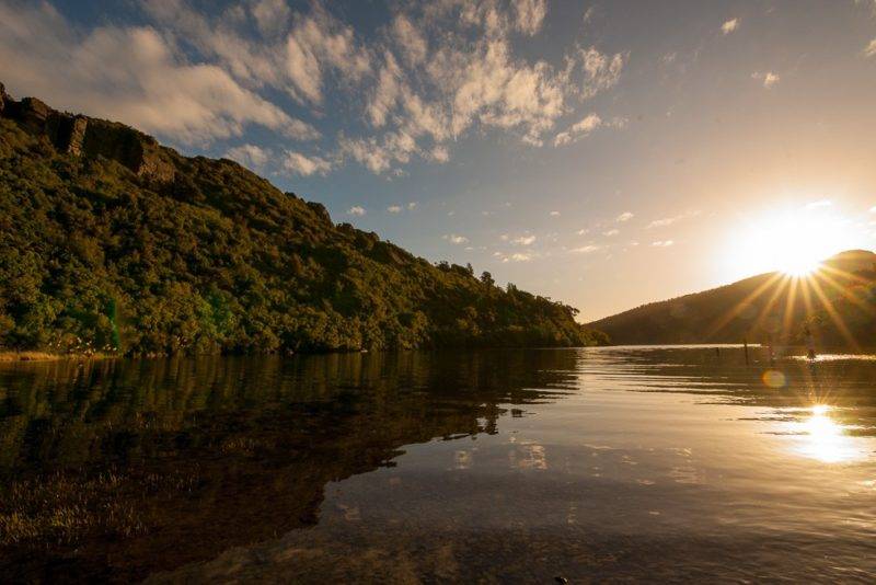 Sonnenuntergang spiegelt sich im Lake Waikaremoana