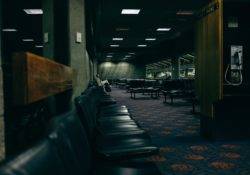 Blick auf ein leeres und dunkles Flughafen Warteareal