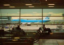 Blick aus dem Airport Terminal hinaus zum Flugzeug