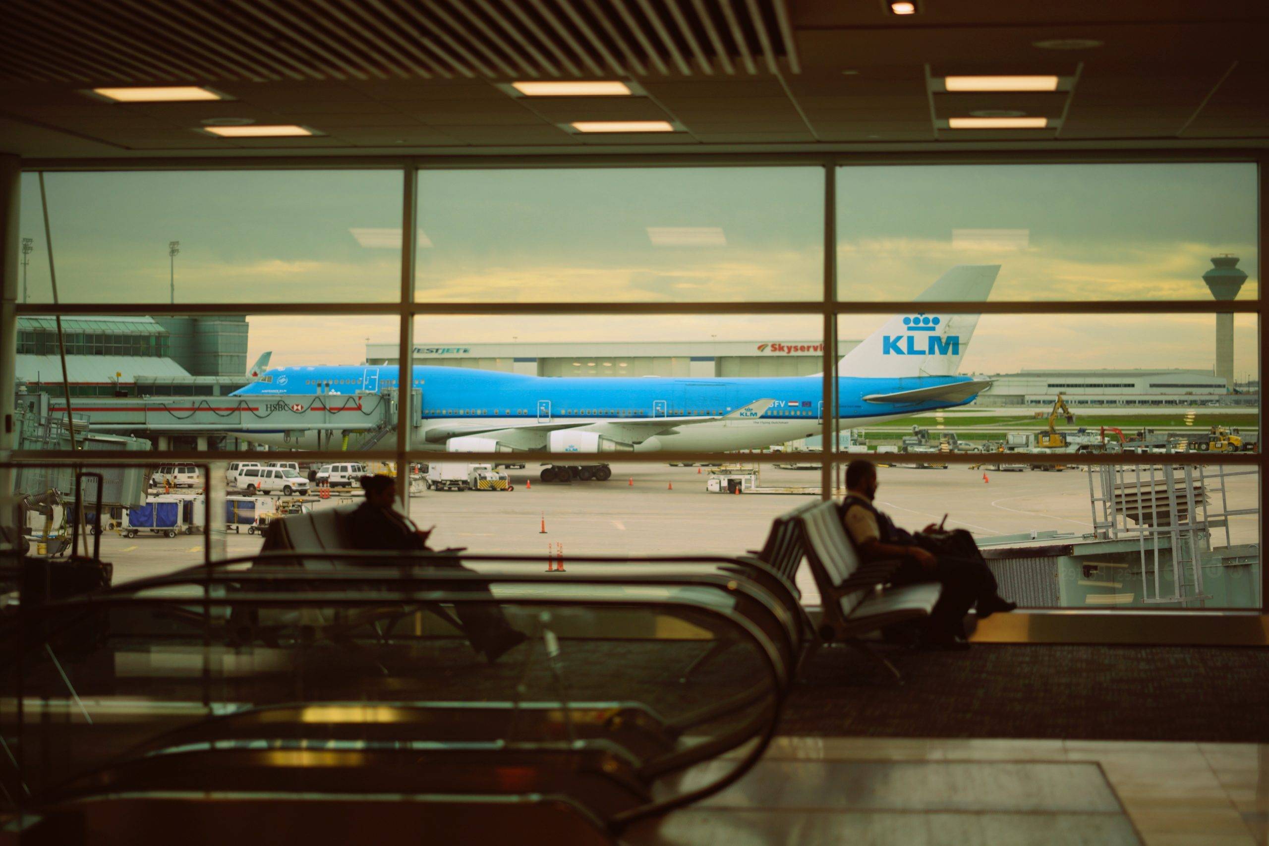 Blick aus dem Airport Terminal hinaus zum Flugzeug