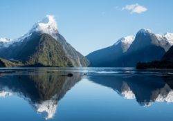 Milford Sound und Mitre Peak spiegeln sich im Wasser
