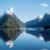 Milford Sound und Mitre Peak spiegeln sich im Wasser