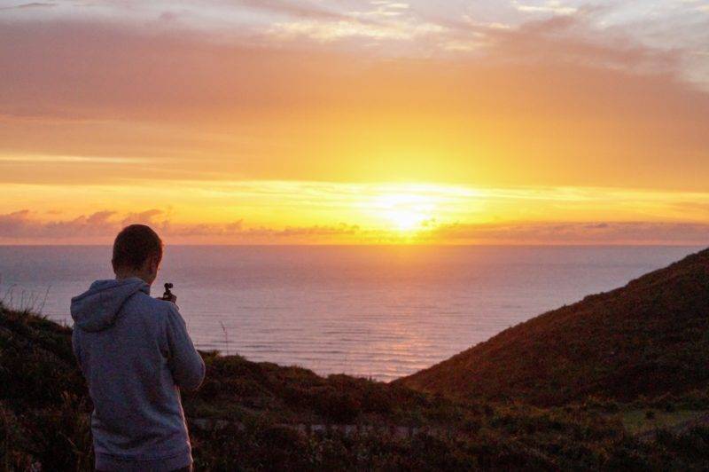 Philipp filmt den Sonnenuntergang am Cape Reinga