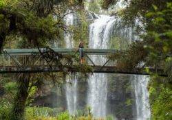 Zoe vor den Whangarei Falls
