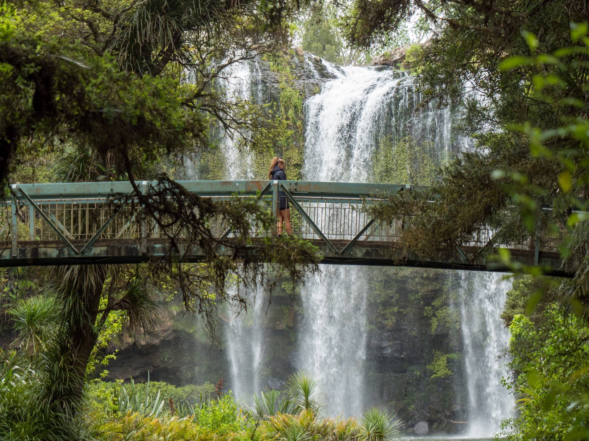 Zoe vor den Whangarei Falls