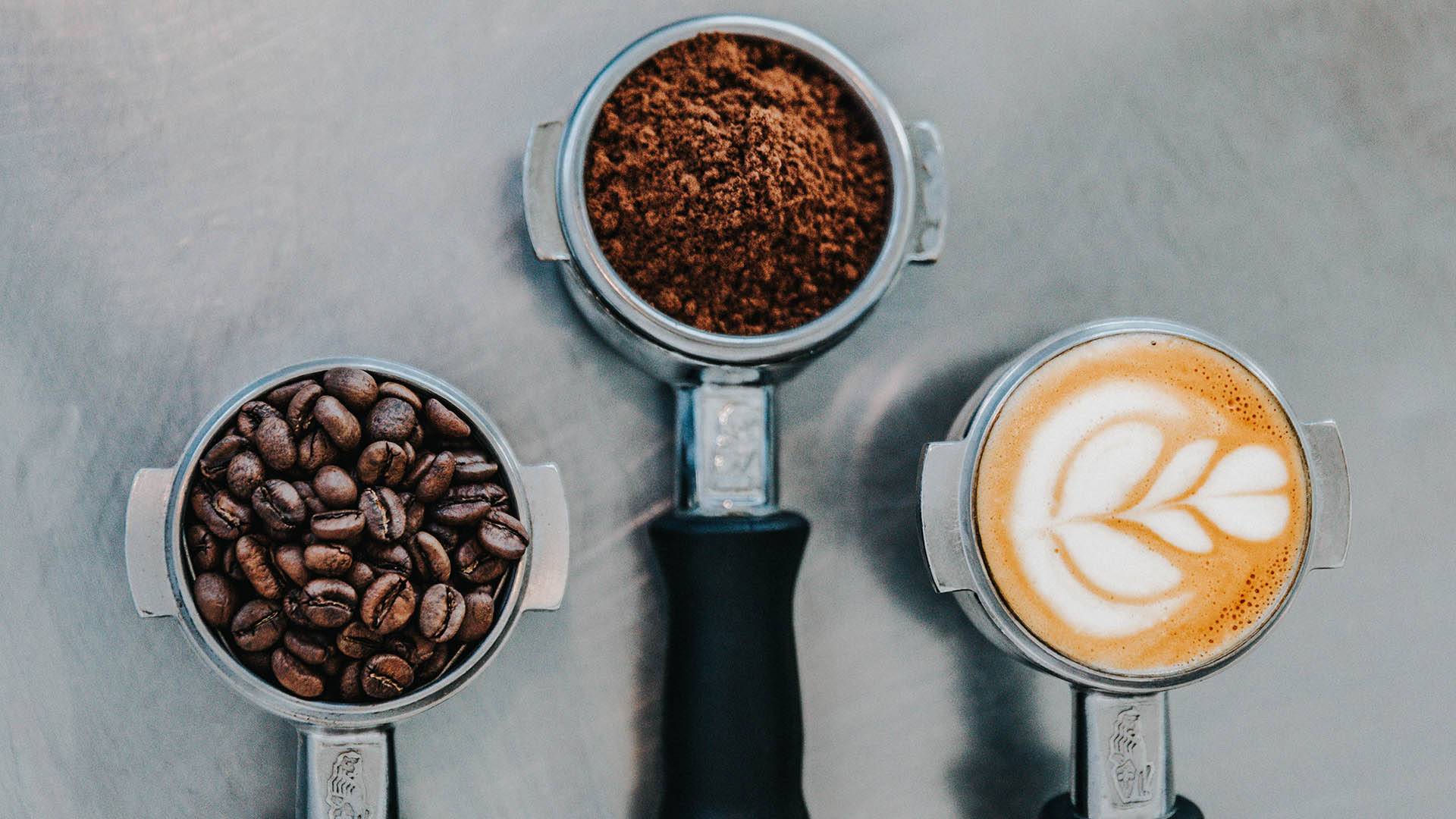 Ansicht von rohen, gemahlenen und zubereiteten Kaffee Bohnen in Neuseeland