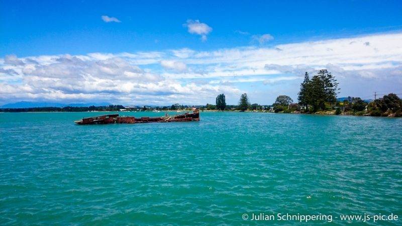 Das Schiffswrack der Jamie Seddon im grünen Wasser vor Motueka