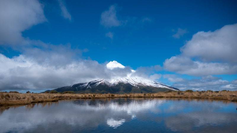Blick auf Mount Taranki und Reflektion in den Pouakai Tarns