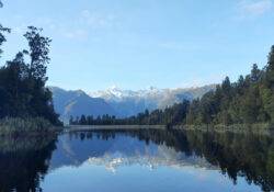 Reflektion der Südalpen Neuseelands im Lake Matheson