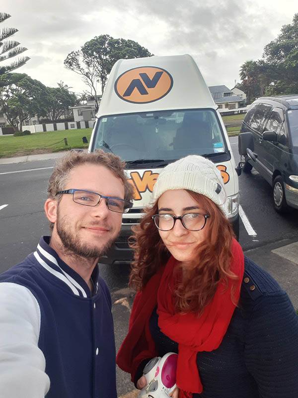 Charlotte und Julian vor dem Kuga von Travellers Autobarn in Neuseeland
