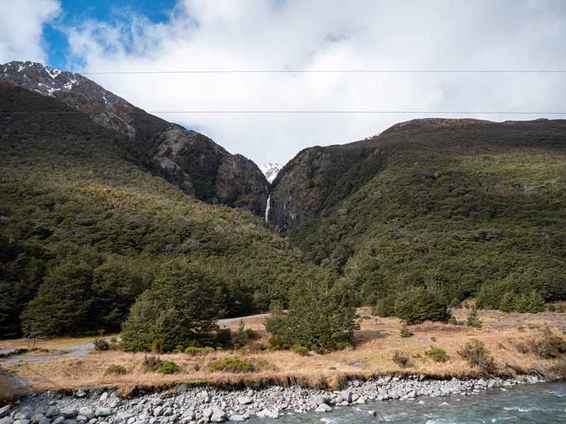 Aussicht vom Parkplatz auf den Devils Punchbowl Wasserfall Arthurs Pass Neuseeland