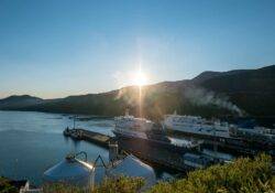 Blick auf den Fährhafen in Picton mit Bluebridge und Interislander