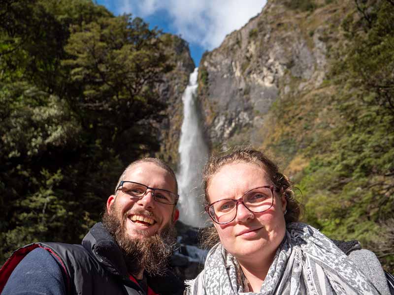 Thereza und Julian vor dem Devils Punchbowl Wasserfall Arthurs Pass Neuseeland