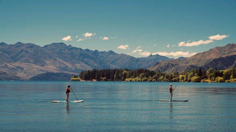 2 Personen auf einem See mit Stand Up Paddle Boards