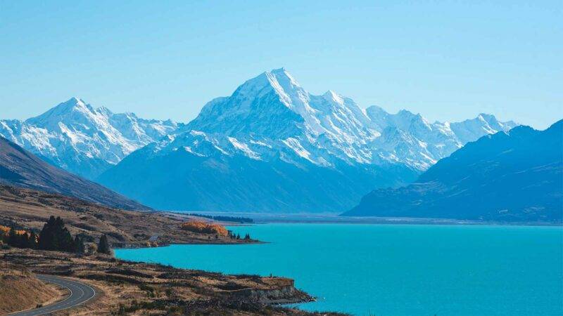 Türkisblauer See und hohe Berge in Neuseeland