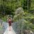 Wanderer überquert eine Hängebrücke auf der Abel Tasman Coast Wanderung