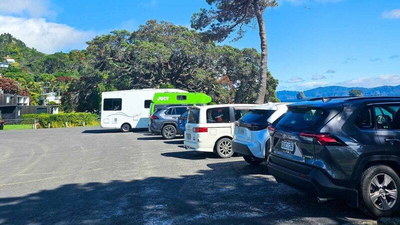 Parkende Autos am Hahei Beach Carpark