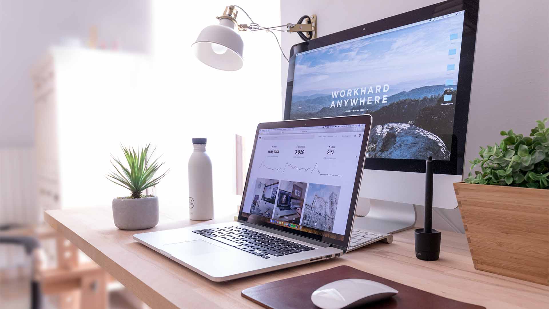 Blick auf einen Arbeitsplatz im Büro