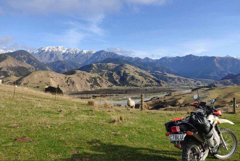 Motorrad vor den Bergen Kaikouras