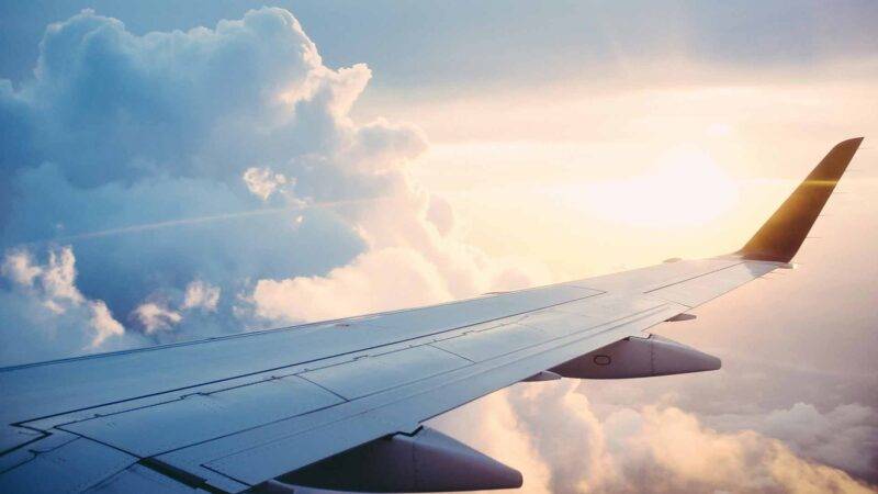 Blick aus dem Flugzeug (Foto von Ross Parmly auf Unsplash)