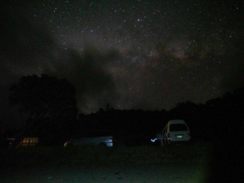 Blick auf die Milchstraße & den Sternenhimmel am Tapotupotu Beach